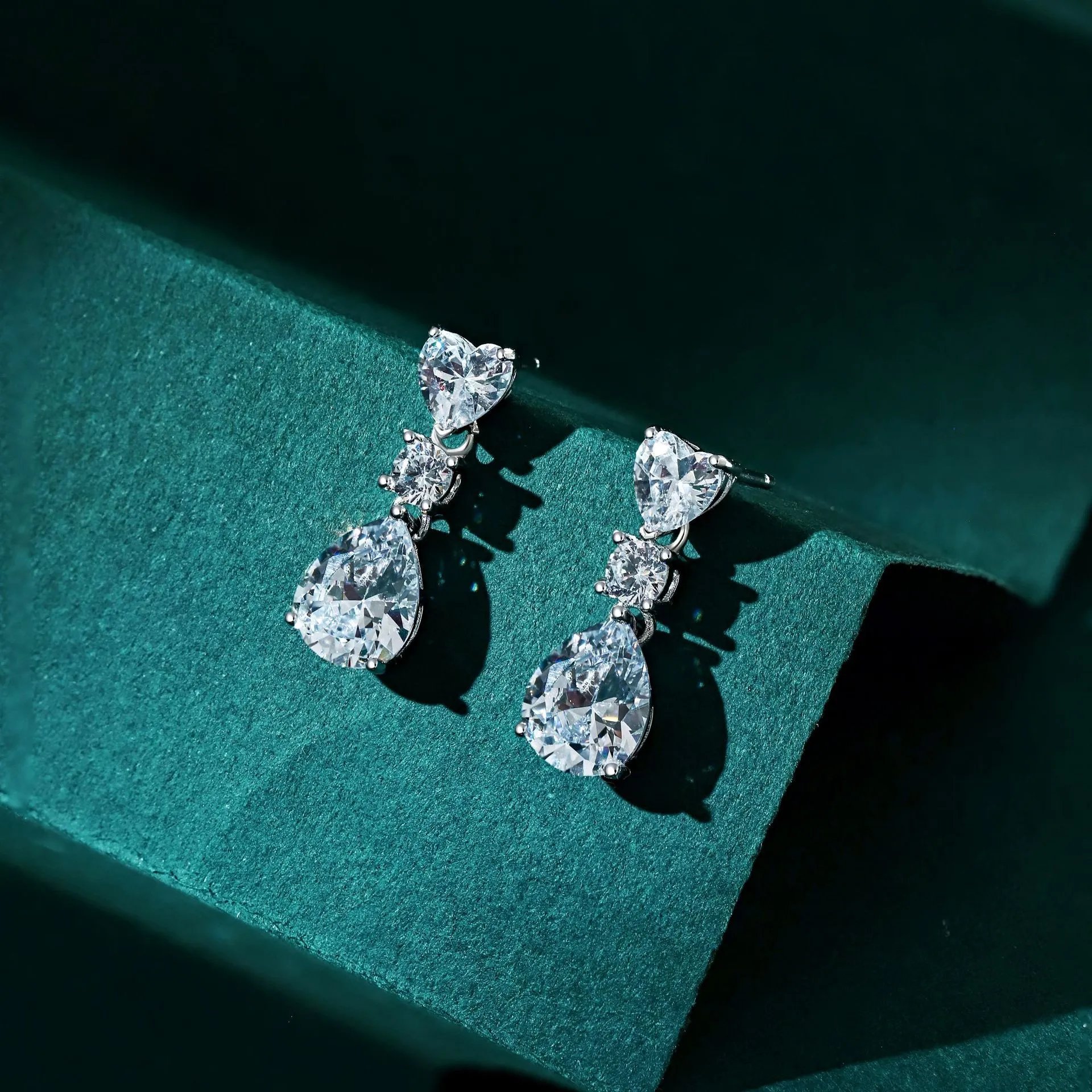 Luxury Zirconia Waterdrop Stud Earring 40200334 - image1