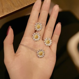 8A Zirconia Daisy Flower Stud Earrings 40200368 8A Zirconia Daisy Flower Stud Earrings 40200368