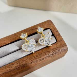 Sparkle Zirconia Heart Stud Earring 40200401