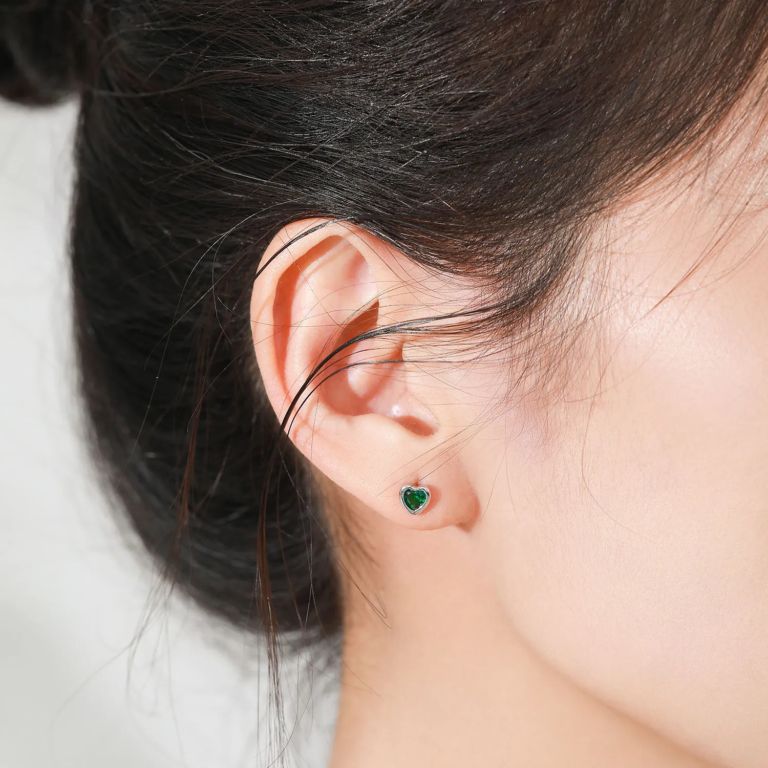 925 Sterling Silver Emerald Green Heart Zircon Stud Earring 40200709 - image1