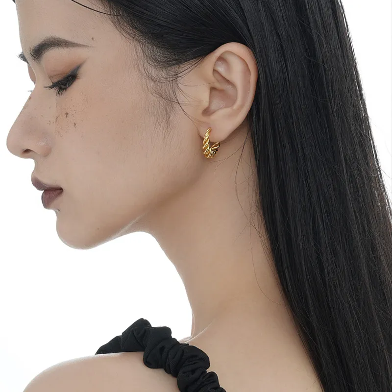 Hollowed Knited Cowhorn Stud Earring 40400022 - image1