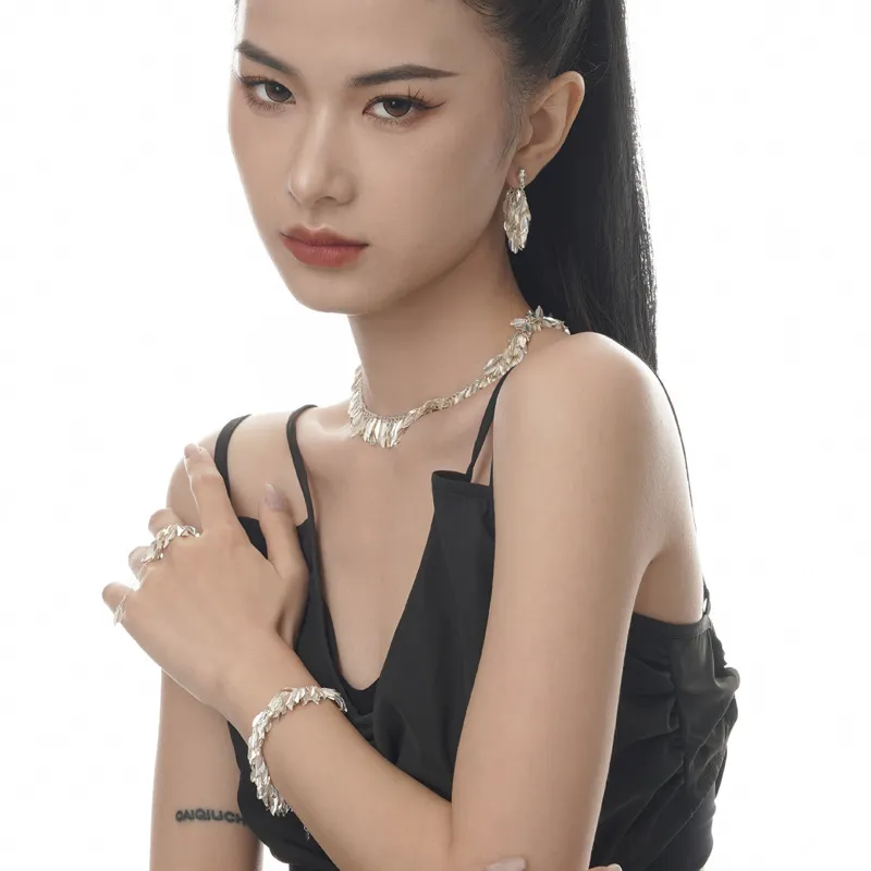 Vintage Hula Skirt Leaves Stud Earring 40400035 - image2