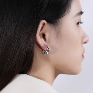 925 Sterling Silver Irregular C-Shaped Textured Earring 40400109