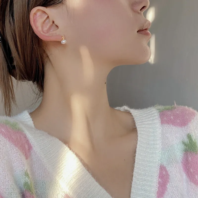 Minimalist Baroque Pearl Stud Earring 40500007 - image1