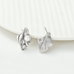 925 Sterling Silver Irregular Pearl Stud Earring 40500071