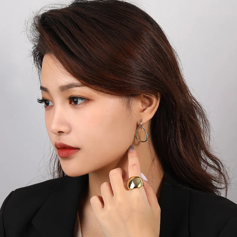 Geometric Linked Circles Hoop Earring 60200137 - image1