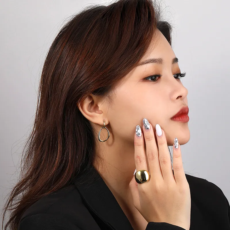 Geometric Linked Circles Hoop Earring 60200137 - image2