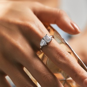 925 Sterling Silver Heart & Emerald Cut CZ Ring 70100371 925 Sterling Silver Heart & Emerald Cut CZ Ring 70100371