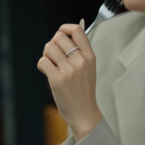 925 Sterling Silver Scalloped Ziirconia Eternity Band Ring 70100589