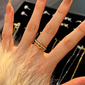 925 Sterling Silver Interlocking Triple-Band Pave Zirconia Ring 70100599 925 Sterling Silver Interlocking Triple-Band Pave Zirconia Ring 70100599