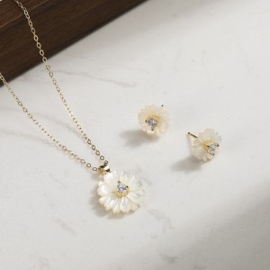 925 Sterling Silver Carved Shell Daisy Necklace 80500006