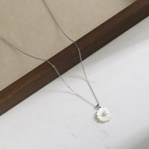 925 Sterling Silver Carved Shell Daisy Necklace 80500006
