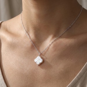 925 Sterling Silver Baroque Pearl Clover Necklace 80500009