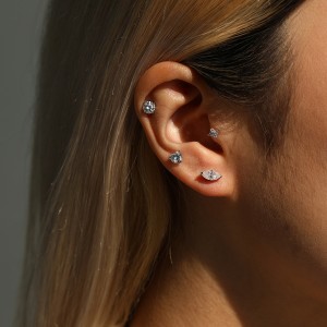Wholesale 925 Sterling Silver Moissanite Four-Leaf Clover Cartilage Stud 110100092
