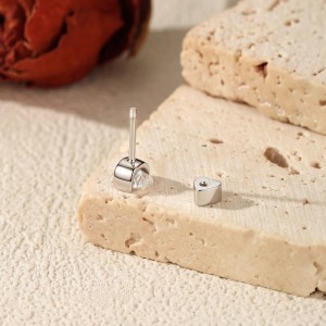 Wholesale 925 Sterling Silver Oval Moissanite Half Bezel Cartilage Stud110100094 Wholesale 925 Sterling Silver Oval Moissanite Half Bezel Cartilage Stud110100094